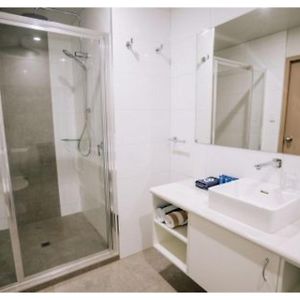 Deluxe One-Bedroom Cabin Lake View